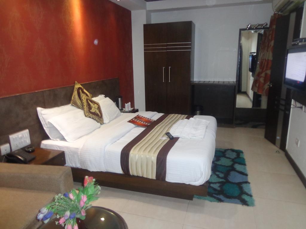 Hotel Milllennium 2000 Dx New Delhi Exteriör bild